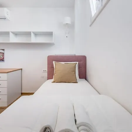 Bells & Whistles, Comfortable Apartman Split