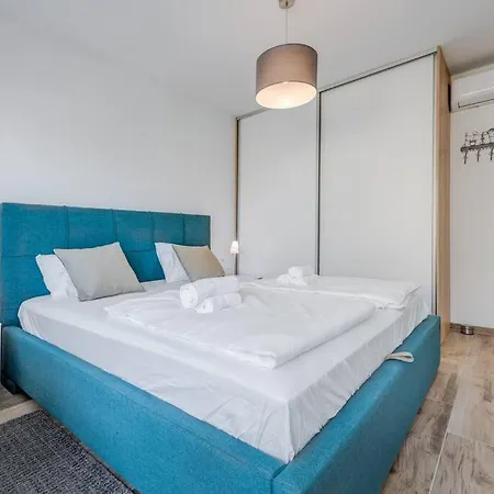 Bells & Whistles, Comfortable Apartman Split
