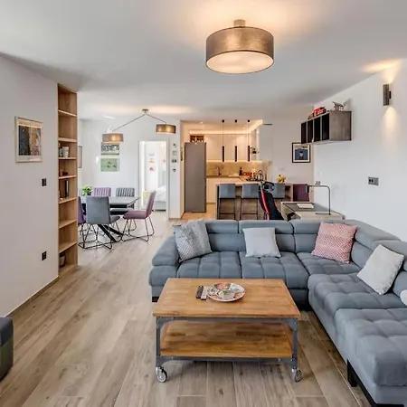 Bells & Whistles Apartment *