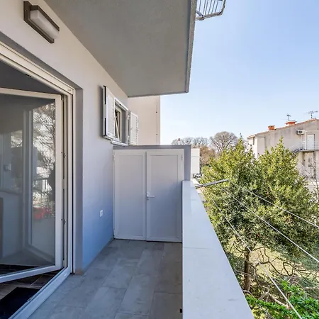 Bells & Whistles Διαμέρισμα *